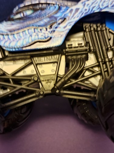 Monster Jam Fire and Ice “Dragon” Monster Truck 1:64 Blue Wheels - Picture 7 of 8