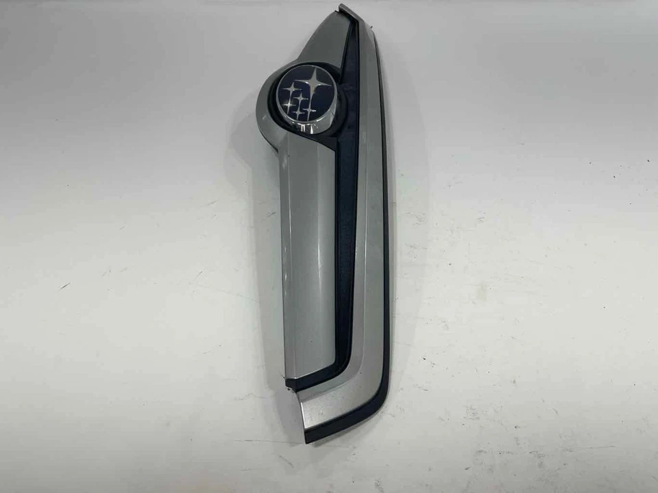 Se adapta a la parrilla superior delantera Subaru Forester 2019-2021 con emblema gris envolvente OEM Foto 2 de 4