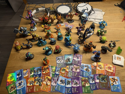 Skylanders Actionfiguren-Konvolut inkl. Charakterkarten und Portale