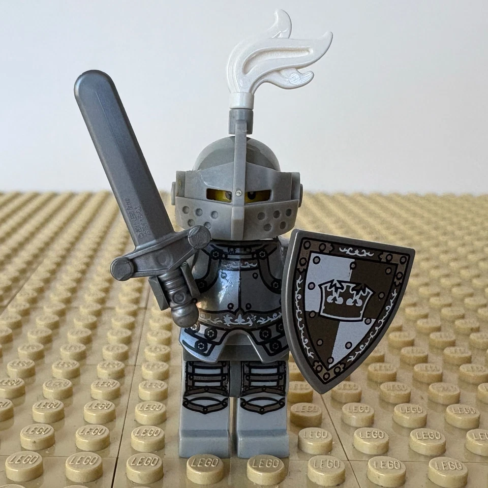 LEGO Minifigures: Heroic Knight, SWORD, SHIELD, col09-4, 71000, SERIES 9, 2013 - Image 2 of 4