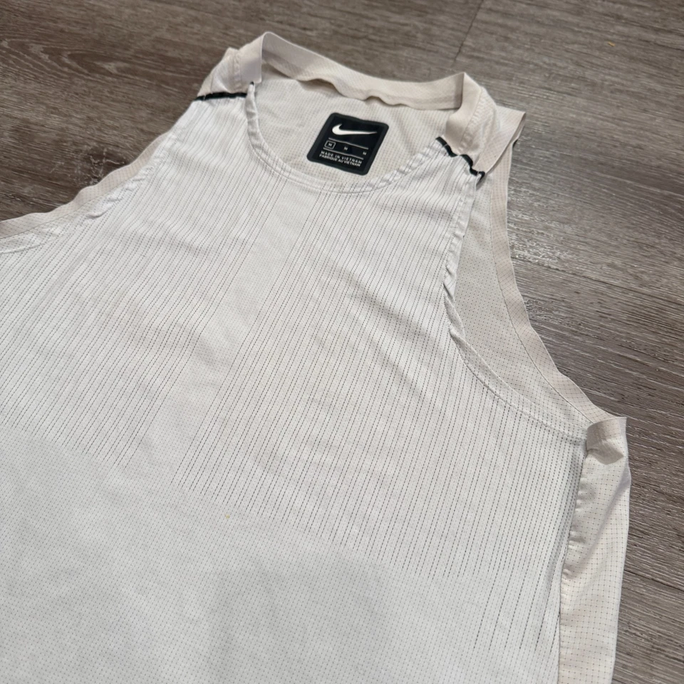 Camiseta sin mangas Nike para hombre mediana blanca Tech Pack camiseta sin mangas reflectante transpirable Foto 2 de 4