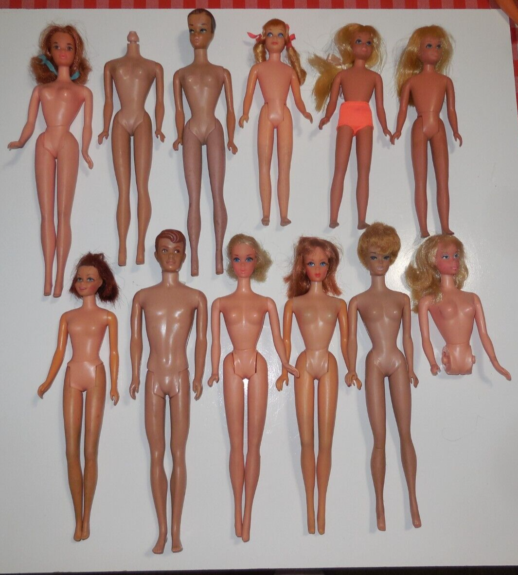 Lot of vintage Barbies skippers clothing and accessories