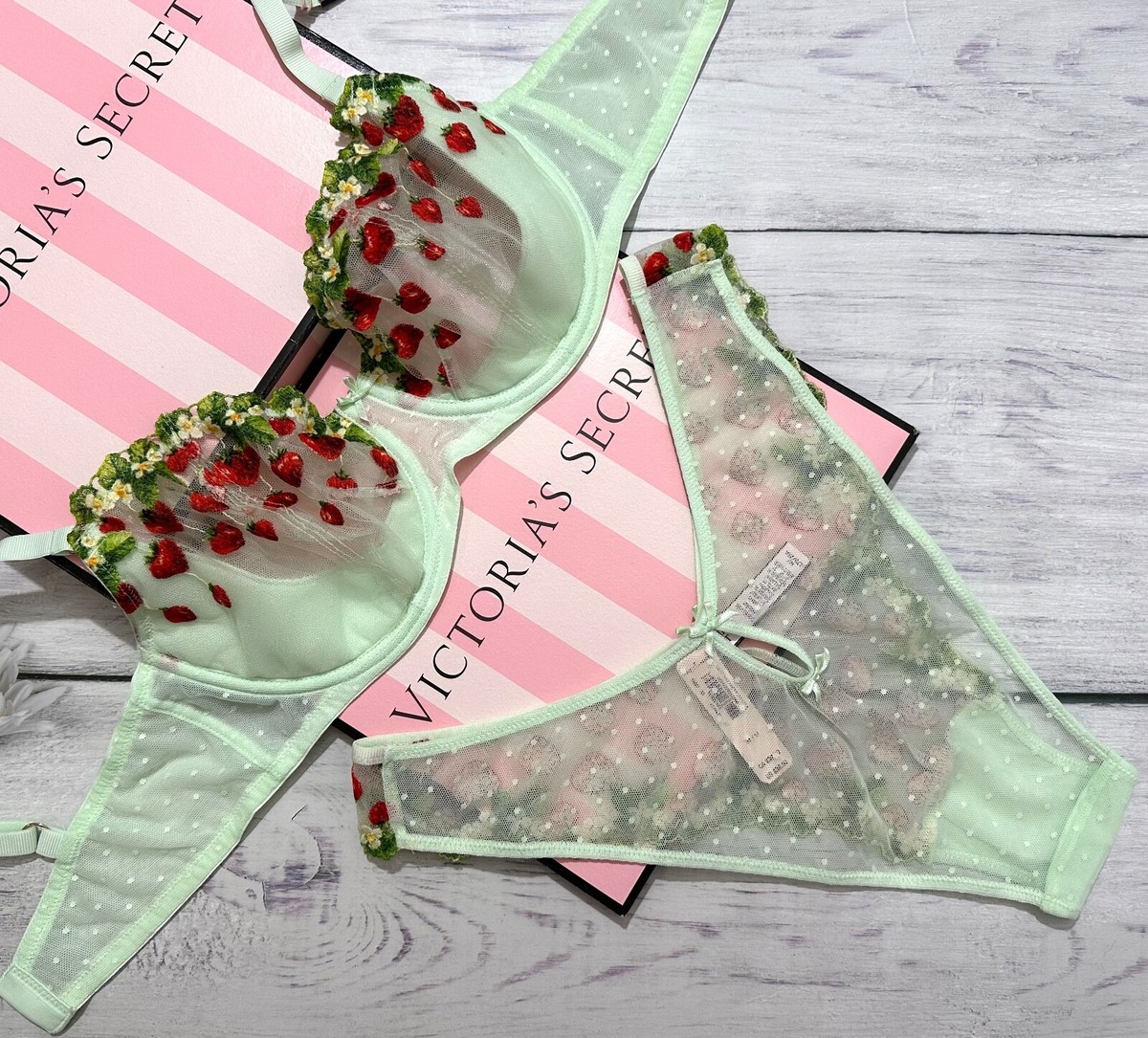 Victoria’s Secret (Strawberries 3 set) 3 Strawberries & Champagne Fragrance Mist Victoria's Secret