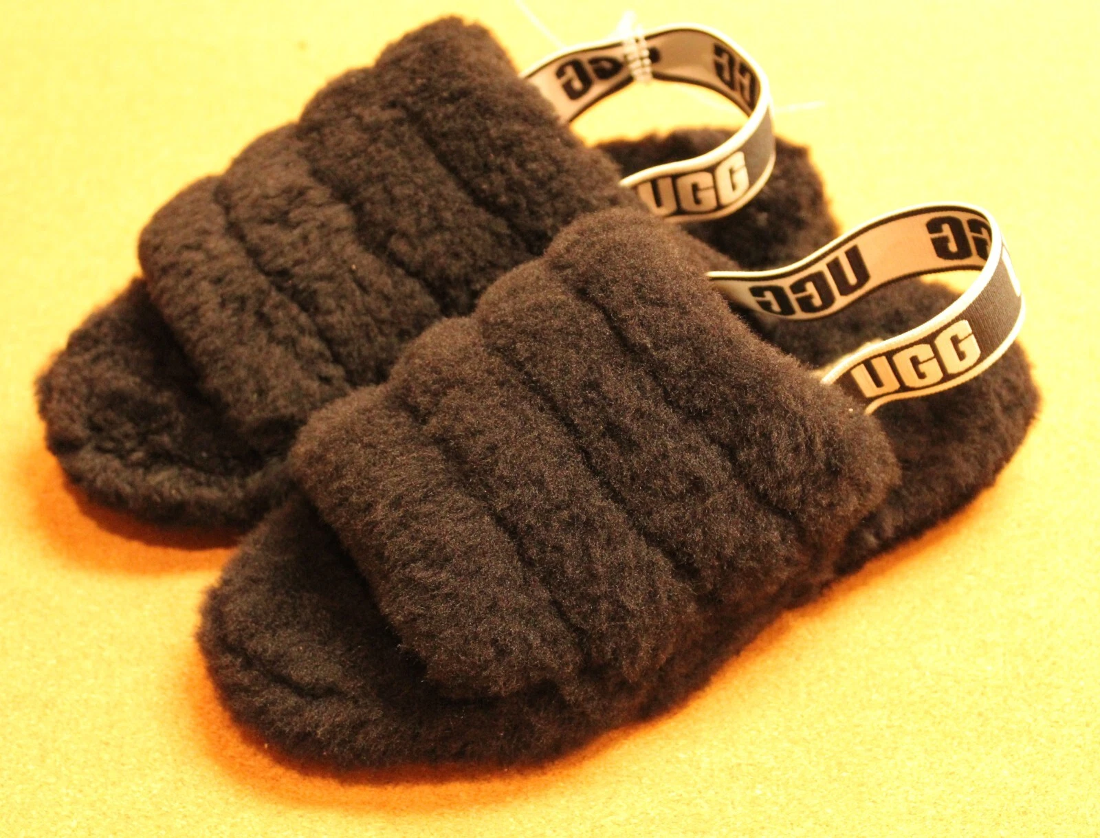 Scarpe UGG da donna Fluff Yeah Slides nere nere taglia 7 nuove senza scatola ed etichette