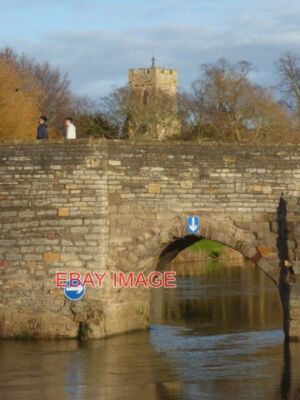 FOTOBRÜCKE UND KIRCHE BIDFORD-ON-AVON ST LAURENCE KIRCHE IST JENSEITS DES E ZU SEHEN