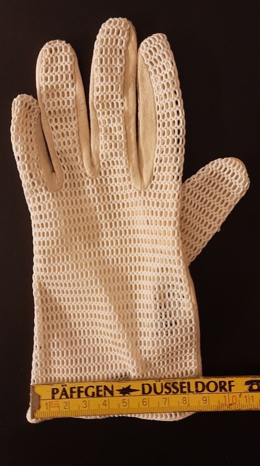 Ein Paar ältere gebrauchte Damen Netz Handschuhe Altweiß / helles Beige ...