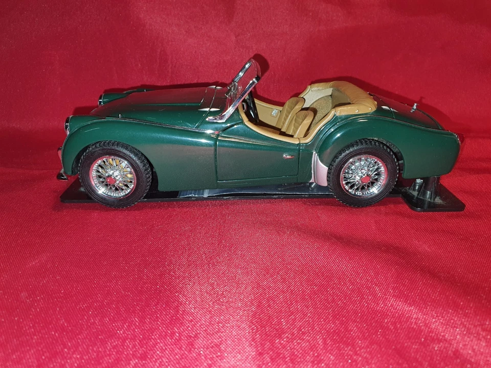 Triumph TR3A Kyosho 1/18 Verte sur Socle Vintage Car - Photo 3/4