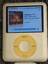 2000s Apple iPod Nano 4GB  (3rd Gen) WORKS GREAT