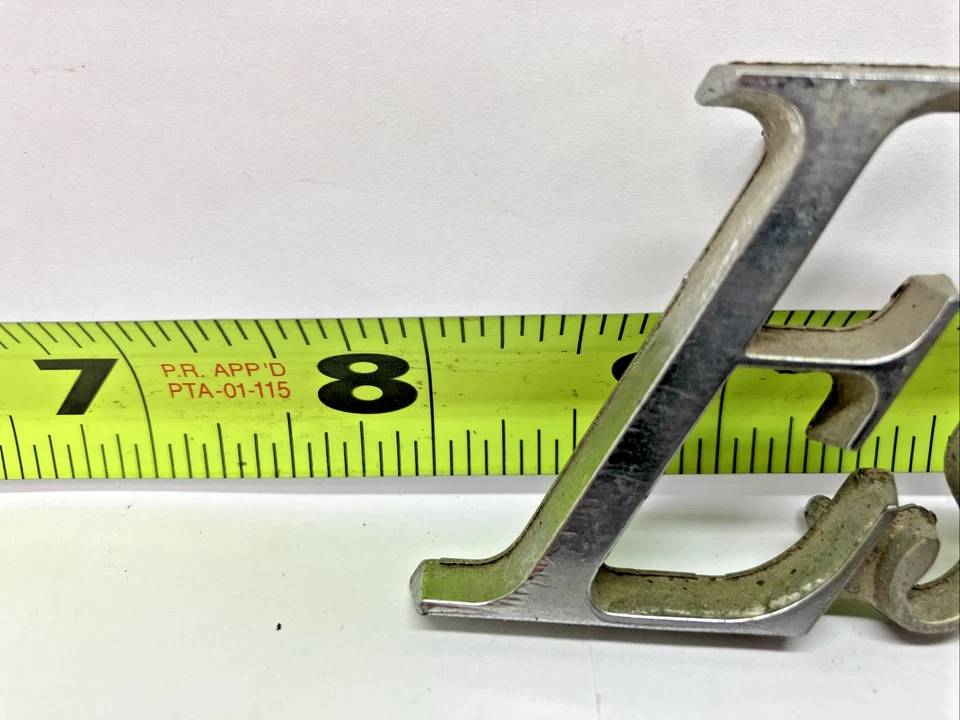 Emblema de panel Qtr OEM 8739651 / 9616496 1969-71 Chevrolet Kingswood Estate (683) Foto 2 de 4