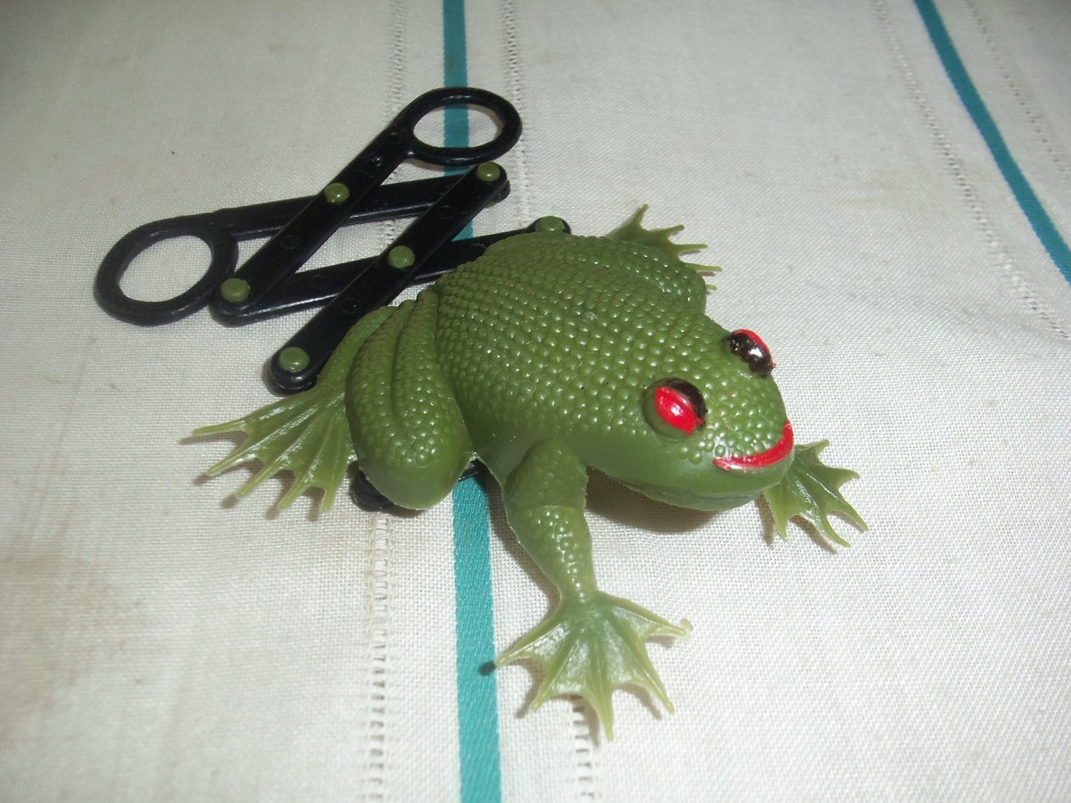 VINTAGE OLD PLASTIC GREEN FROG TOY WITH SCISSORS-CHILDREN-COMUNISM
