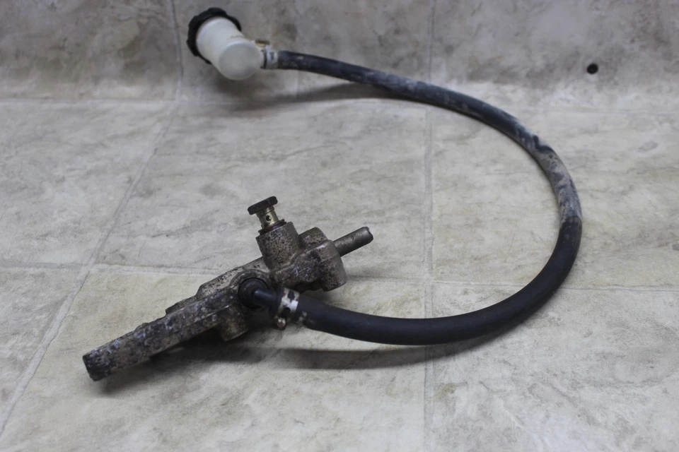 09-14 Arctic Cat 550 OEM Cilindro maestro de freno trasero con depósito 1502-293 Foto 3 de 4