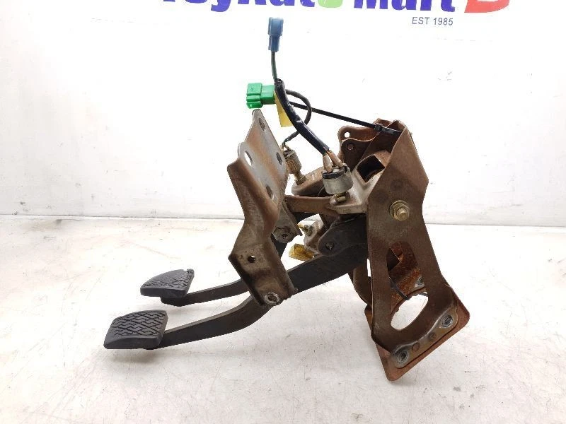 1986 TOYOTA MR2 CLUTCH AND BRAKE PEDAL ASSEMBLY - Image 4 of 4