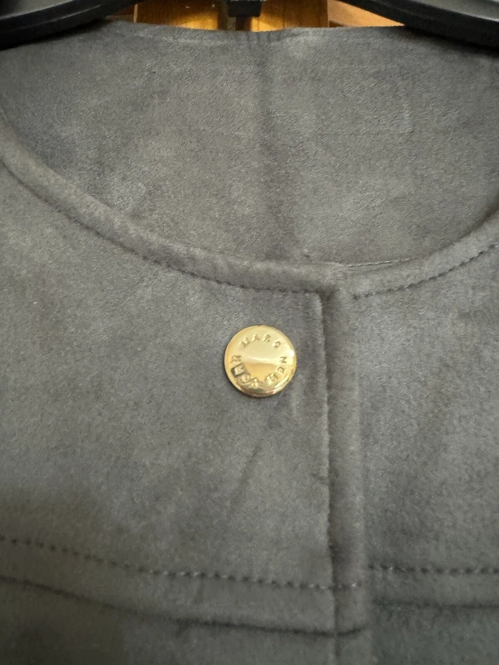 Usado en excelente estado! Gabardina gris gamuza sintética para mujer Marc New York $115 botones dorados Foto 2 de 4