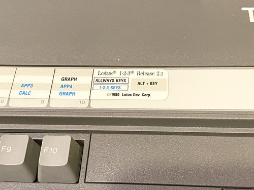 (1989) Vintage Toshiba T3200 Laptop. Turns On, As Is. - Picture 4 of 12
