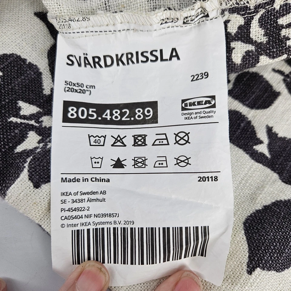 Набор наволочек IKEA SVÄRDKRISSLA 2 20x20 цветочный черный белый застежка на пуговицы - Изображение 4 из 4
