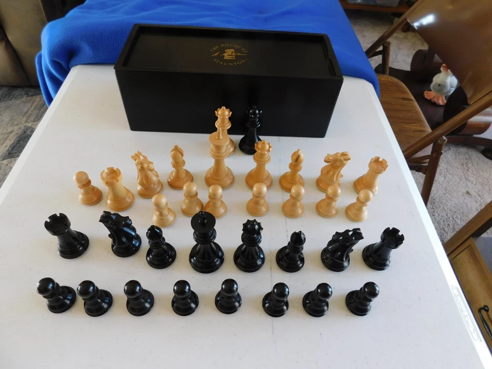 Juego de ajedrez de madera 34 piezas con caja House of Staunton 4" King sin tablero Foto 4 de 4