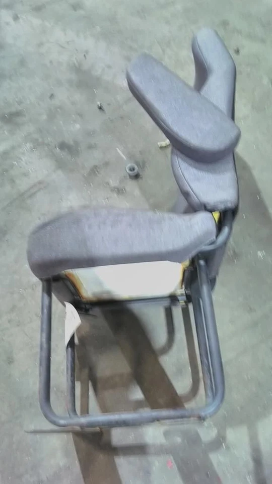 INTERNATIONAL LT SEAT FRONT Right 3835964 - Image 3 of 4