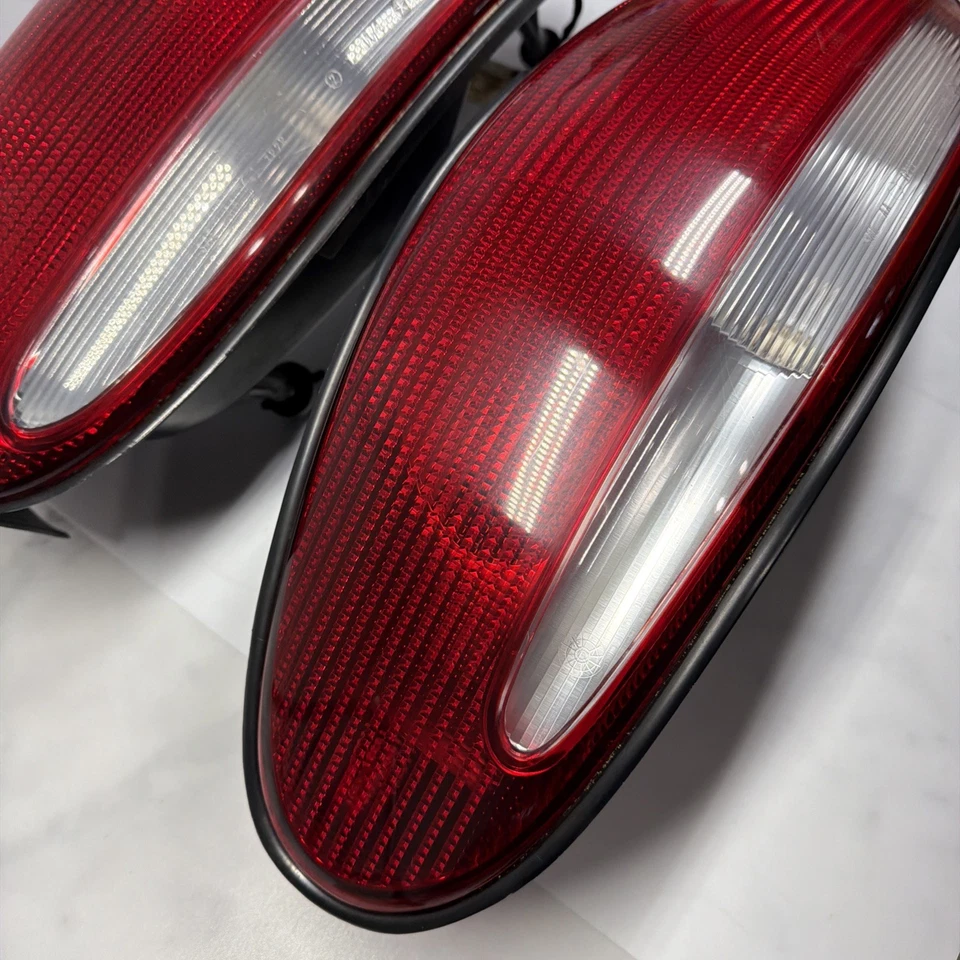 Juego de luces traseras convertibles Chrysler Sebring 1996-2000 fabricante de equipos originales conductor y pasajero Foto 2 de 4