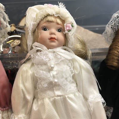 dolls countryページ【3点セット】 Set Of Three, 8 Inch Porcelain Dolls From Different