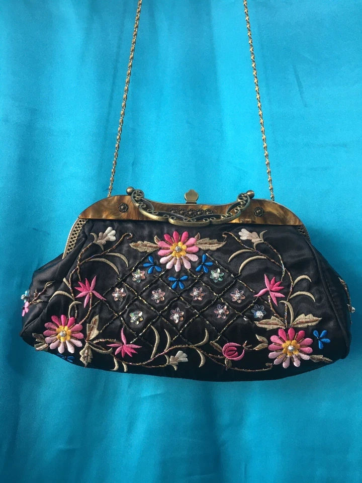 Bolso sin asas con cierre de metal de marca de lujo para mujer con forma de caja y retazos Foto 3 de 4