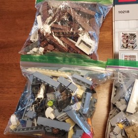 Lego Creator Pet Shop 10218 w/ Instructions, Mini-figures and Animals - Complete