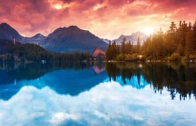 Wandbild: Bergsee im Nationalpark Hohe Tatra. Dramatisch bedeckter Himmel. [...]