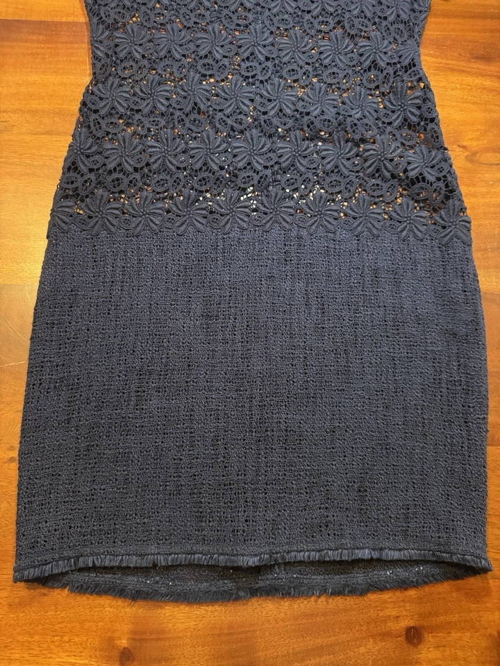 Vestido vaina de manga corta de encaje floral azul marino de Elie Tahari para mujer 4 Foto 2 de 4