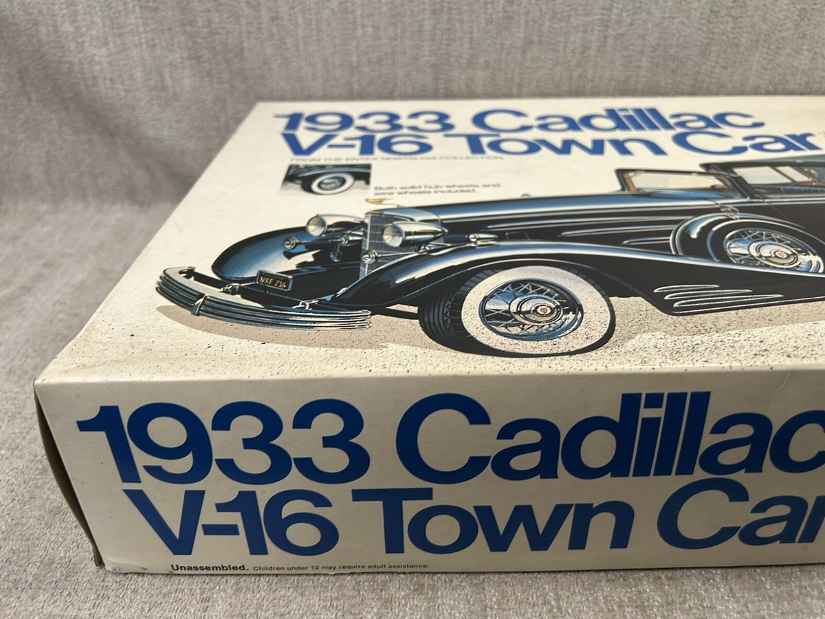 キャディラックV16タウンカー1933年1/16 1933￼ V -16 Cadillac Town Car Mint No Box. Danbury Mint