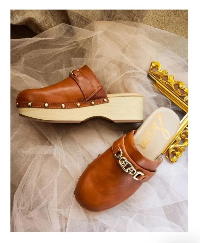 Tan clog sandals 2025