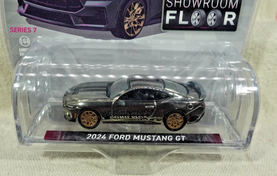Piso Greenlight Showroom 2024 Ford Mustang GT CHASE CROMADO 1/64 Foto 2 de 2