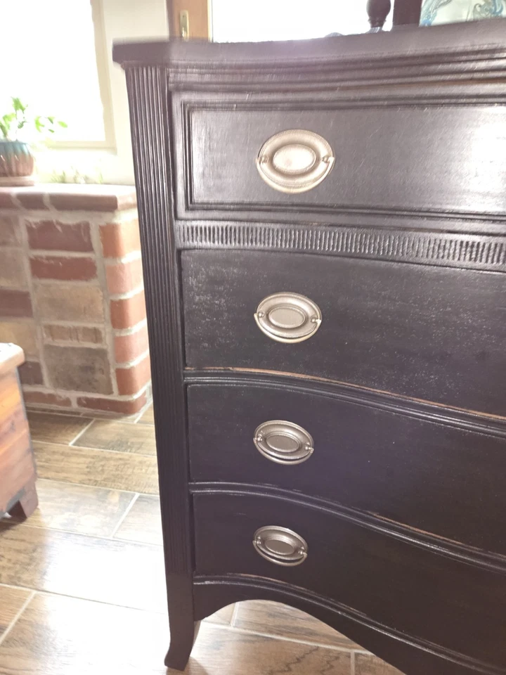 Cómoda vintage de madera maciza con espejo Foto 3 de 4