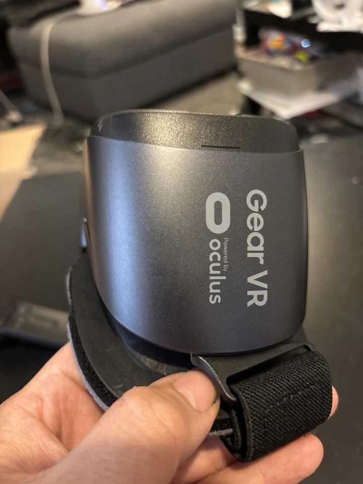 Samsung Gear VR Virtual Reality Headset with Controller - Image 2 of 4