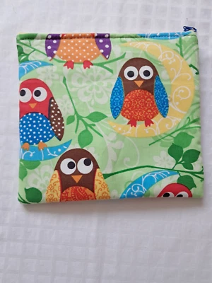 EIGENE HERSTELLUNG, HANDARBEIT Mäppchen, Eulen mit Reißverschluss , 19 x 17 cm . wattiert, Handarbeit