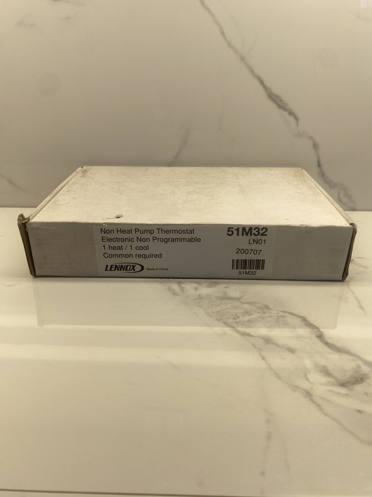 Lennox ComfortSense 3000 (51M32) 1 Heat / 1 Cool Non Programmable Free Shipping!