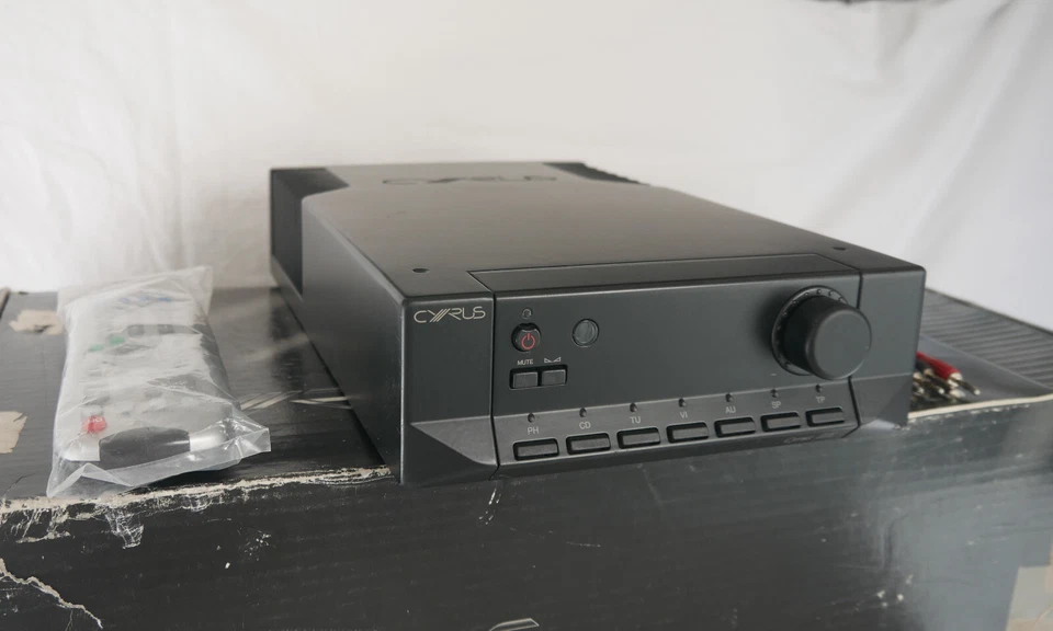 Amplificatore integrato CYRUS III i con scatola, manuale e telecomando - Immagine 2 di 4
