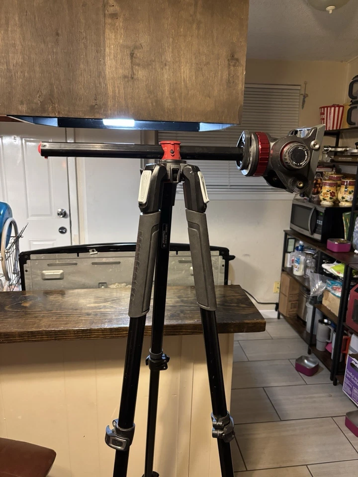 Trípode de aluminio Manfrotto MT055XPRO3 de 3 secciones con cabezal de video fluido MVH502AH Foto 2 de 4