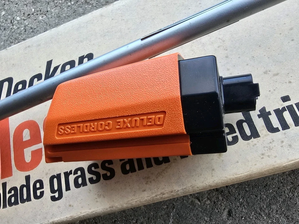 Vintage NOS Black & Decker Cordless Weed Trimmer Model 8260 NEW - Image 3 of 4