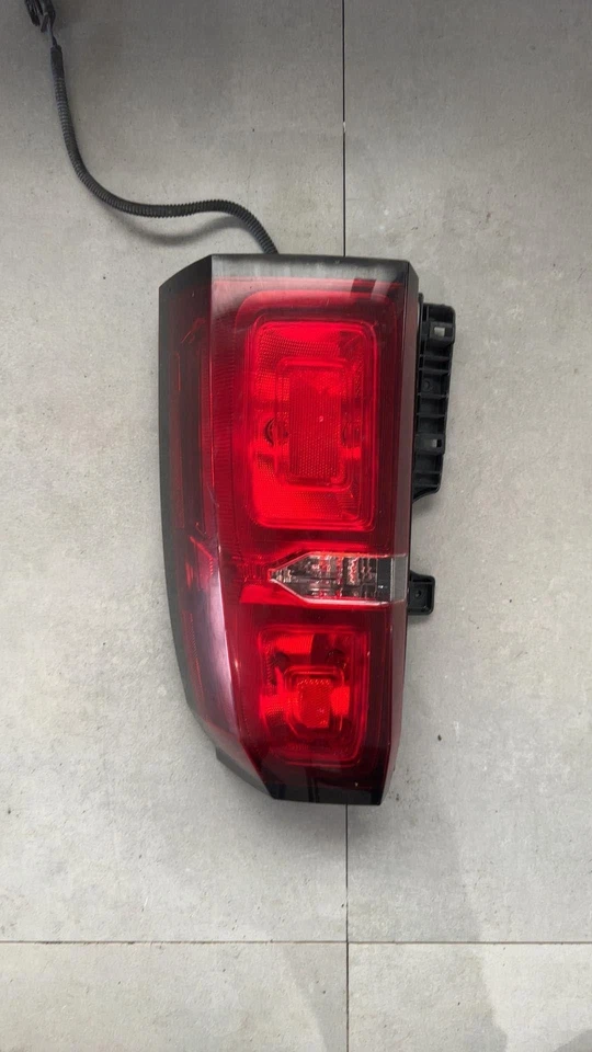 Luz trasera lado pasajero para Chevrolet Tahoe Suburban 2015-2020 con bombilla Foto 2 de 4