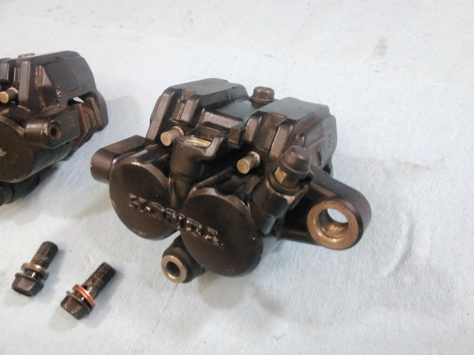 Pinzas y pastillas de freno delanteras Honda V65 Magna 1983-1986 funcionando ¡Bonitas! VF1100 C Foto 3 de 4