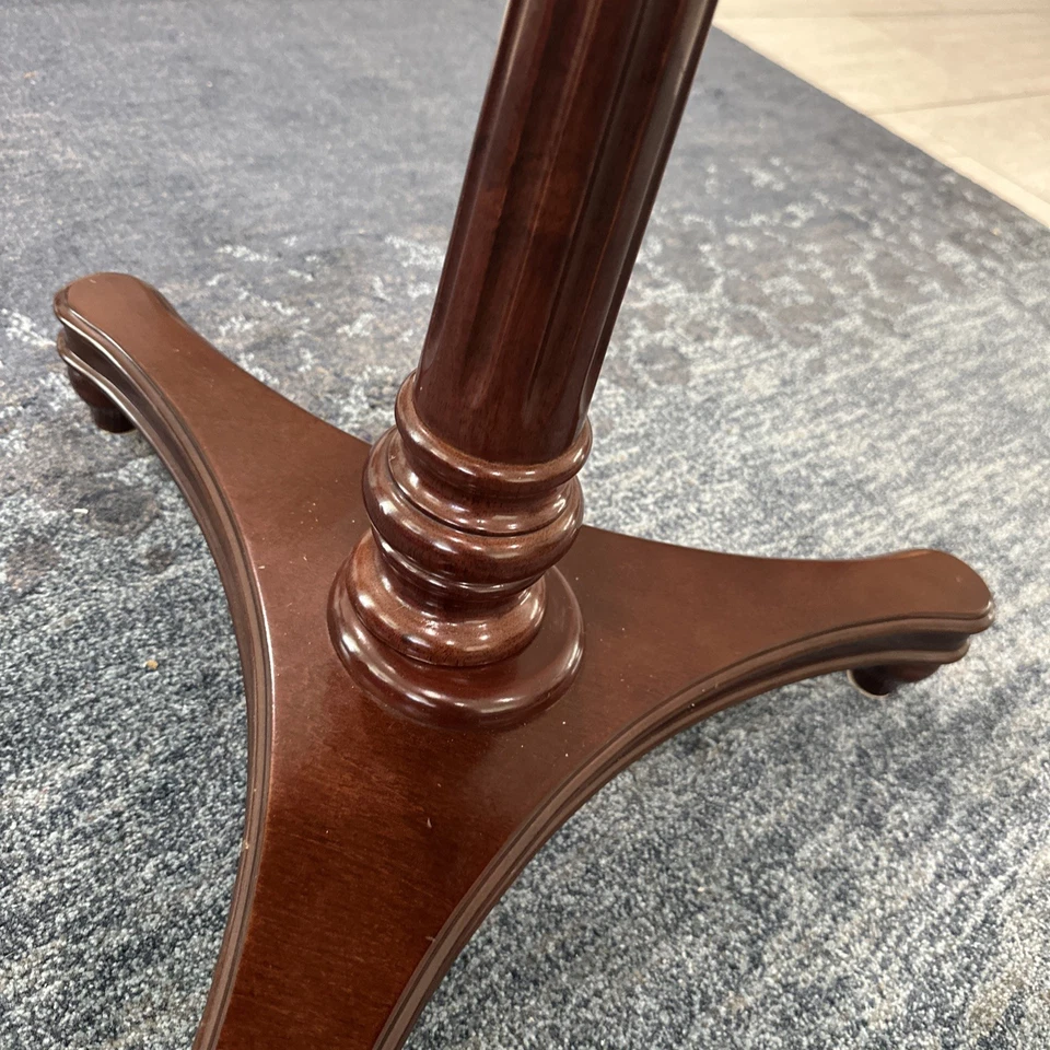 "Mesa auxiliar vintage Bombay 1994 vino nogal 27""x23""" Foto 4 de 4