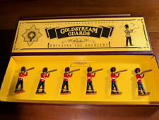 BRITAIN'S TOY SOLDIERS SET 8800 THE COLDSTREAM GUARDS FIRING