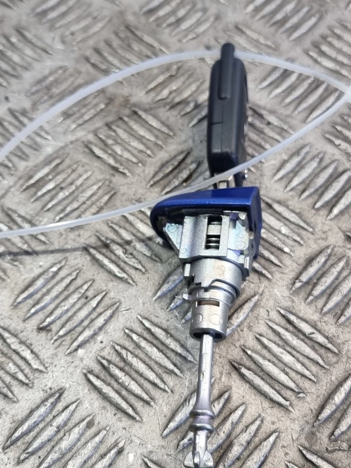 TOYOTA YARIS CAÑÓN DE PUERTA CON LLAVE DELANTERA DERECHA 1,5 L HOMBRE PET HATCHBACK 2019 Foto 3 de 4