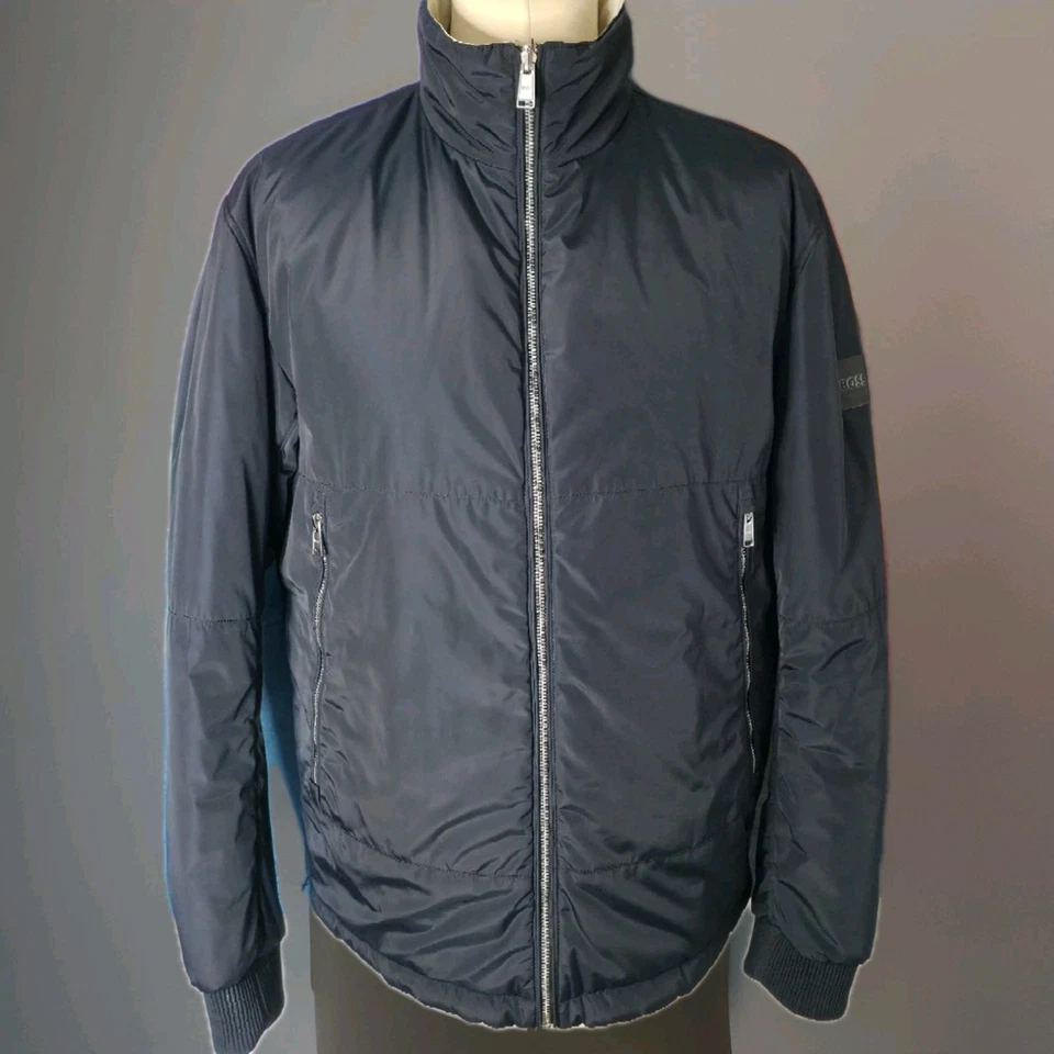 🔥 HUGO BOSS Wendbare Übergangsjacke 2in1 – Marineblau / Weiß – Gr. 106 (Langgrö - Bild 1 von 4