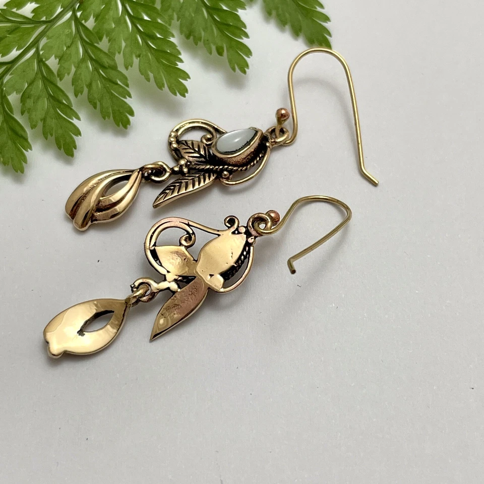 Pendientes de madreperla blancos inspirados en oro inusuales de colección en ganchos Foto 3 de 4