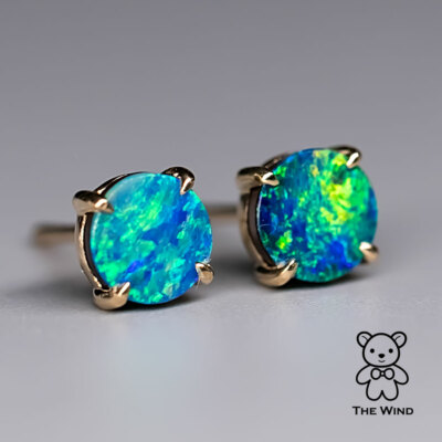 Minimalistische helle australische Doublet Opal runde Ohrstecker 14K Gelbgold