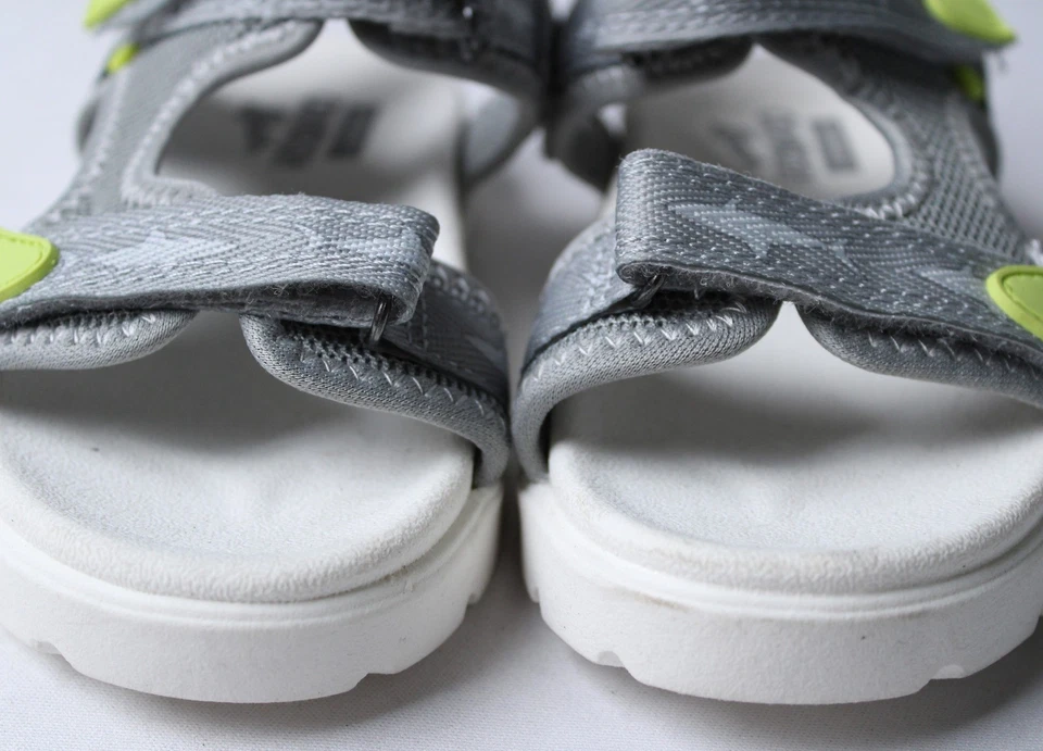 Sandalias OshKosh B'gosh para niños pequeños Tiburón Prado AC2 Gris Talla: EE. UU.:11 UE:28 Foto 3 de 4