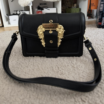 Versace Jeans Couture Damen Umhängetasche klein schwarz Logo gold Schnalle