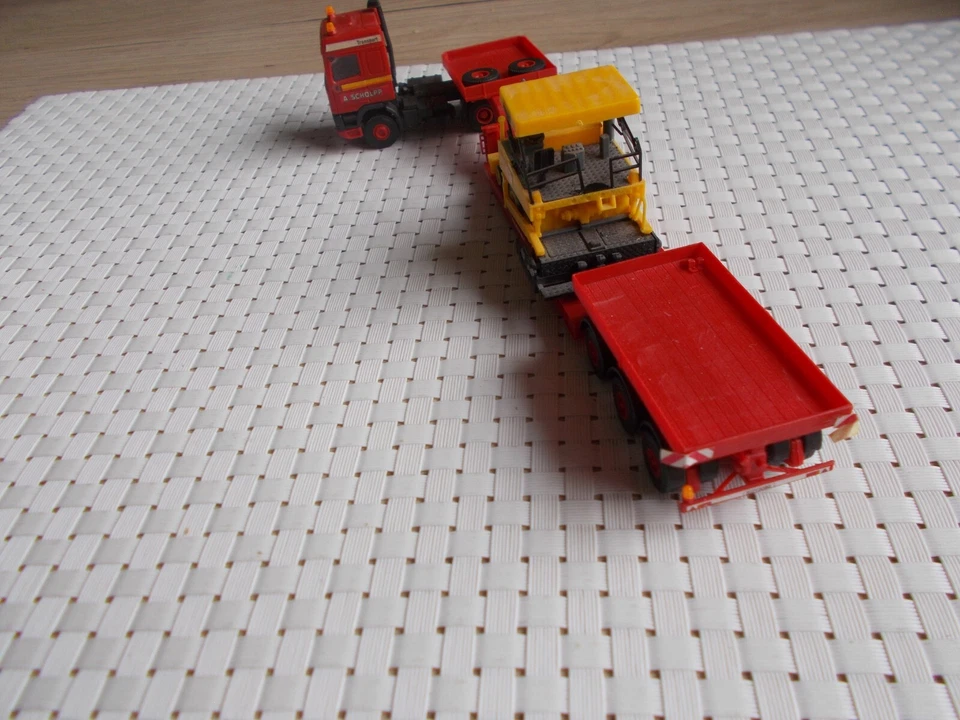 Kibri HO -  DAF mit Tieflader und Fertiger - Bild 3 von 4