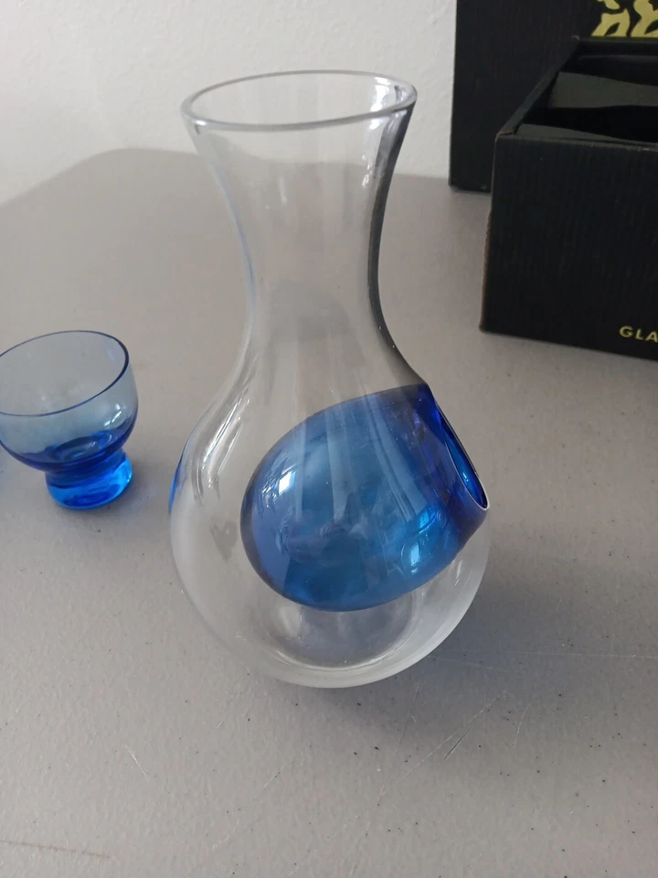 Juego de jarra de sake frío de vidrio Tokyo Sasaki azul colbalto japonesa en caja mediados de siglo Foto 2 de 4