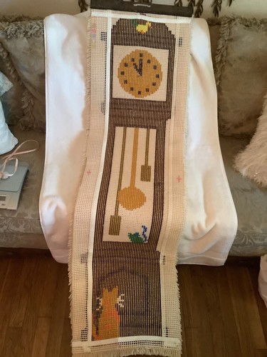 MCM VTG GRANDFATHER CLOCK CAT & MOUSE Latch Hook Rug Wall Hanging LARGE 57”x17” - Picture 5 of 6